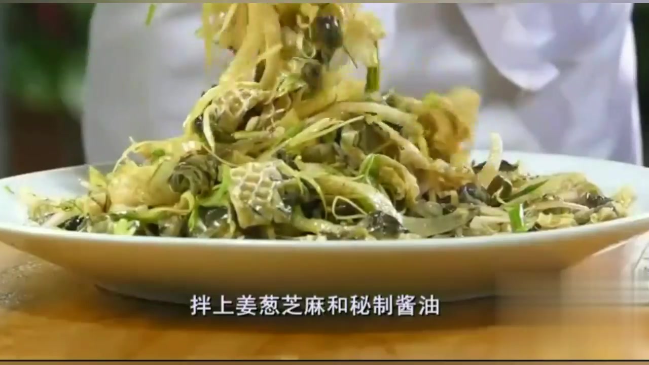 10秒热水,30秒冰水,时间刚刚好,这才是老广最爱的凉拌鱼皮
