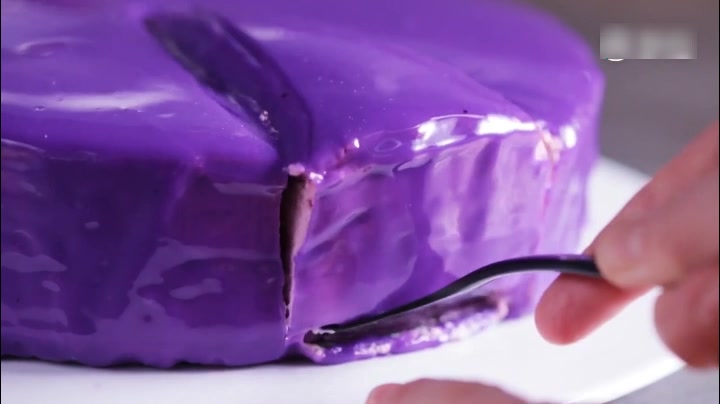 慕斯蛋糕加上淋面,淋上的瞬间,看着就舒爽!