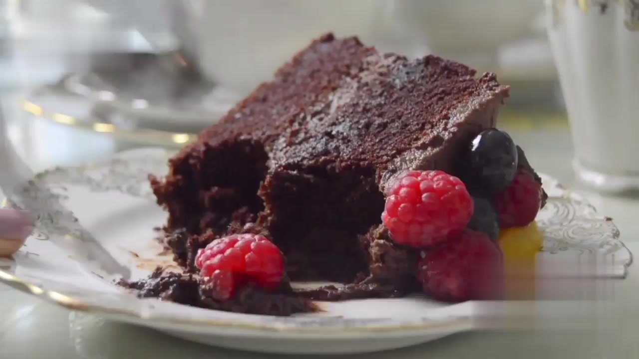 女孩子们最爱的巧克力草莓水果蛋糕制作视频