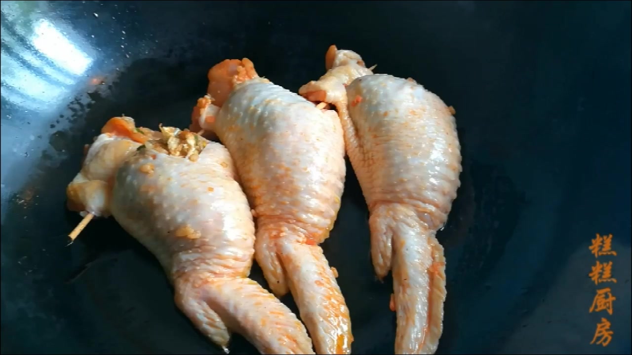 鸡翅包饭在家也能做,方法简单,再也不用外面排队买了