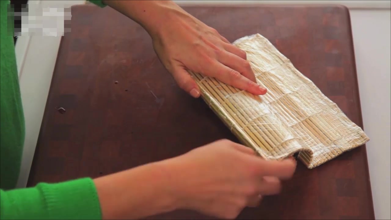 美女教你制作美味的寿司卷,快来看看适合你胃口吗?