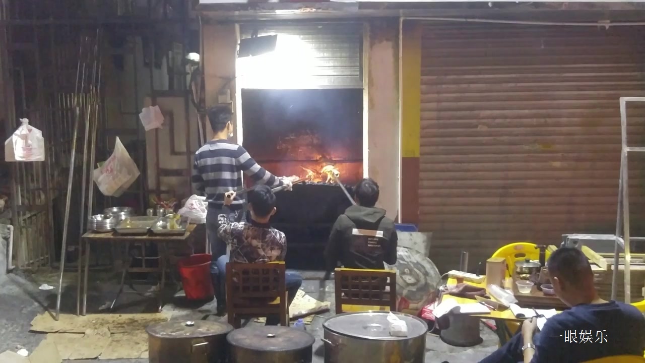 实拍柴火烧鸡烤制过程,那香喷喷的鸡肉味飘逸出来,美味啊