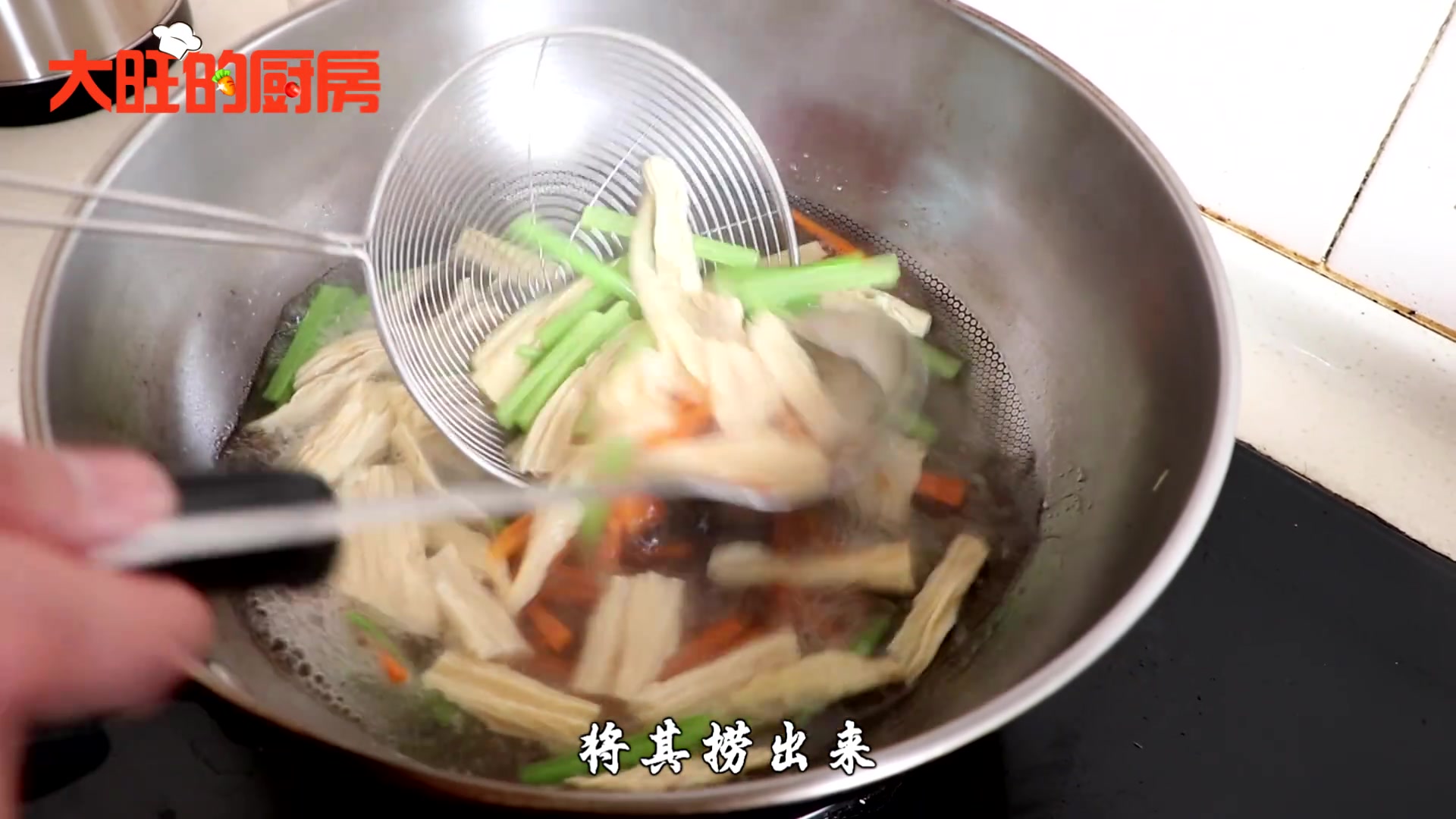 凉拌腐竹这样做,上桌就抢光,大人孩子都爱吃,做法简单一看就会