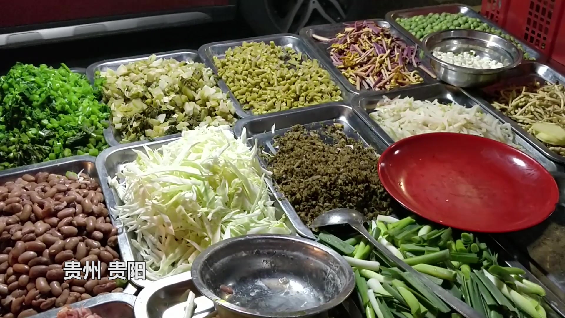 贵阳街头小炒,一个豌豆炒肉18块钱,分量挺大的没有吃完