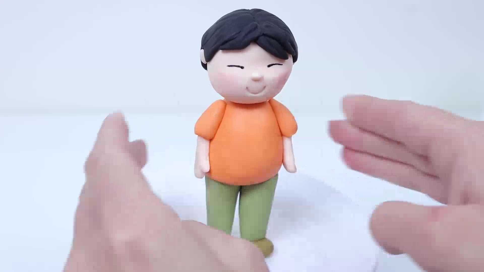 把蛋糕做成工艺品,小男孩翻糖蛋糕