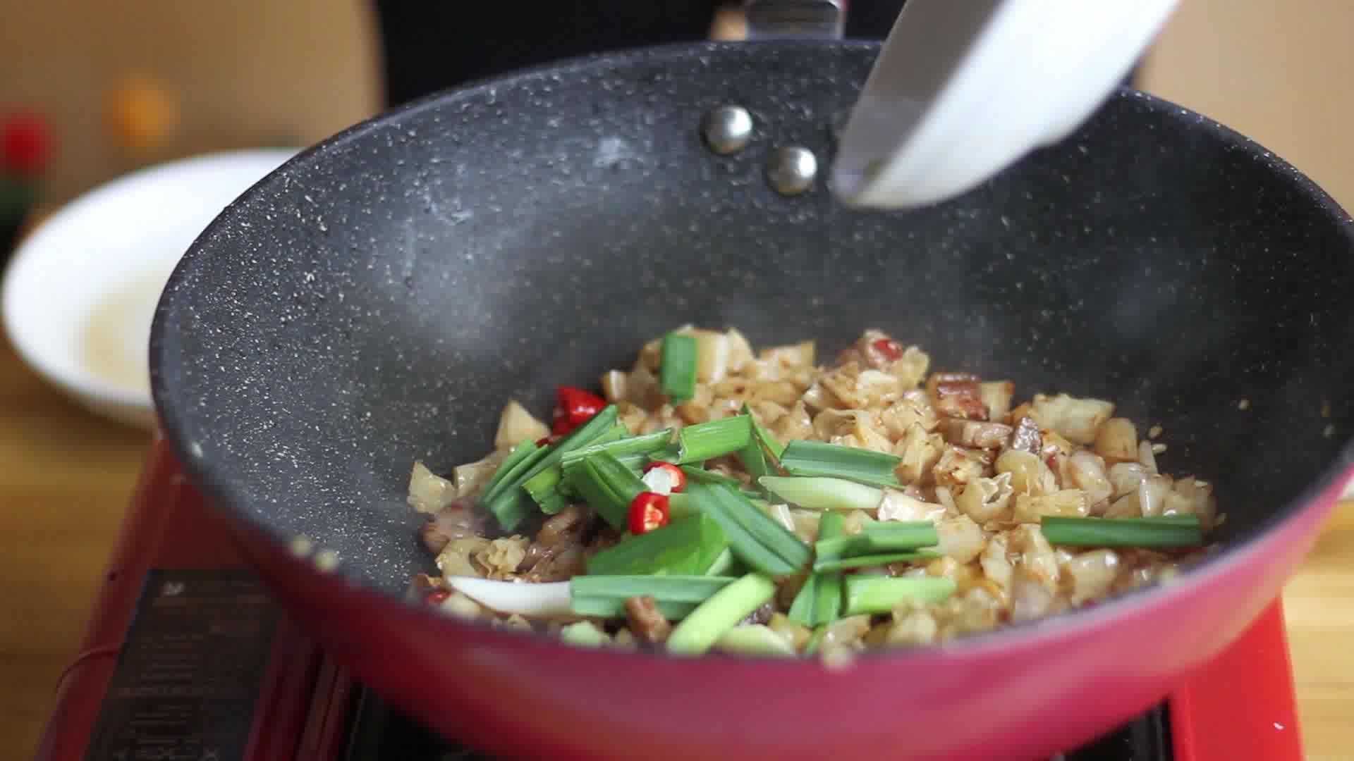 大厨教你白辣椒炒肉,辣椒酸辣爽口,超级好吃