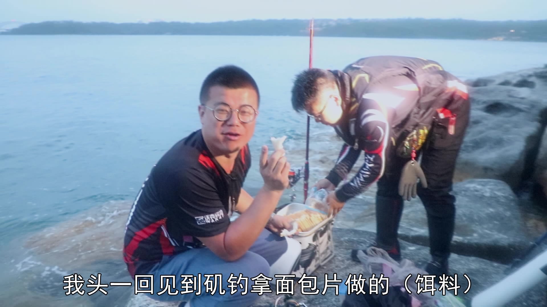 中国男子赴澳洲看怪鱼产子,钓友变身产婆给魔鬼鱼接生画面太珍贵