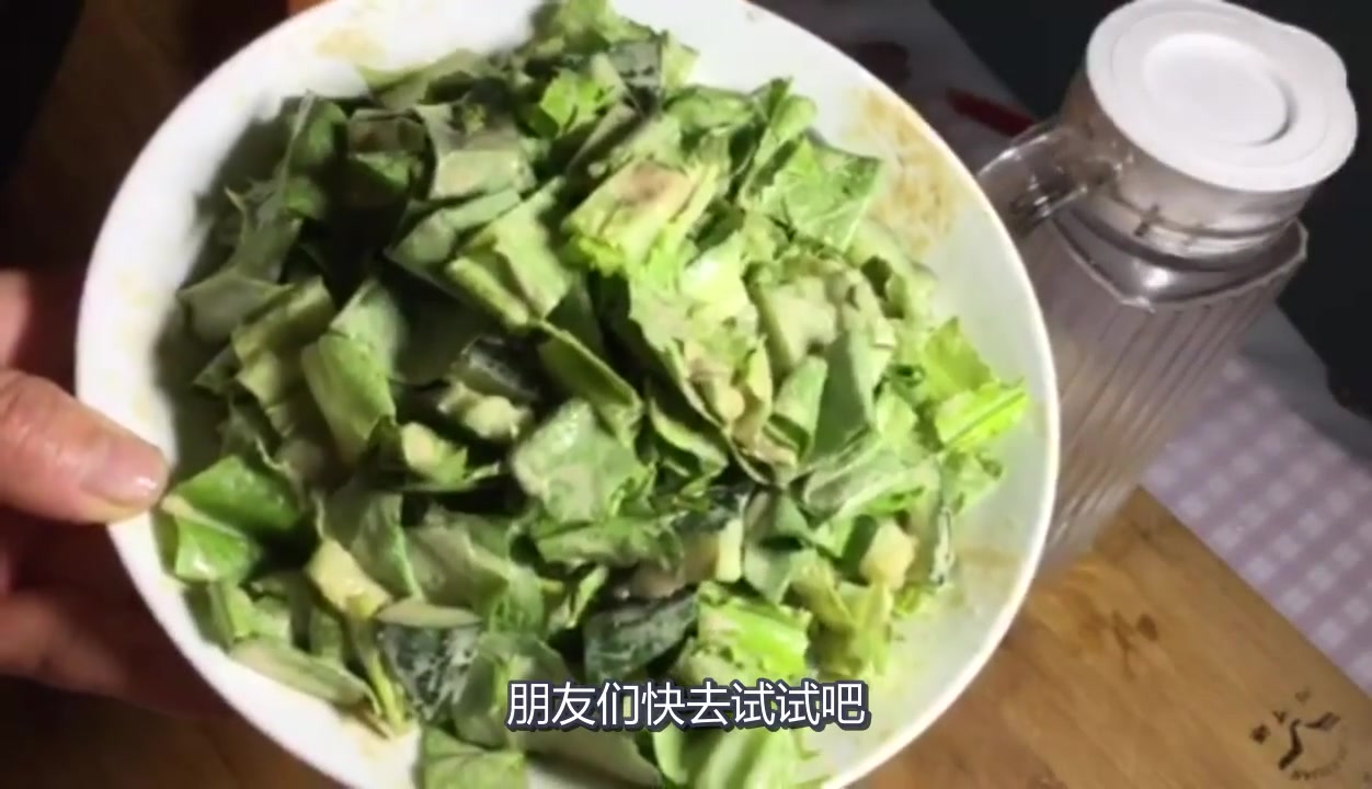 麻酱拌黄瓜油麦菜、这天气吃真爽口、关键做法容易学、快去做一盘
