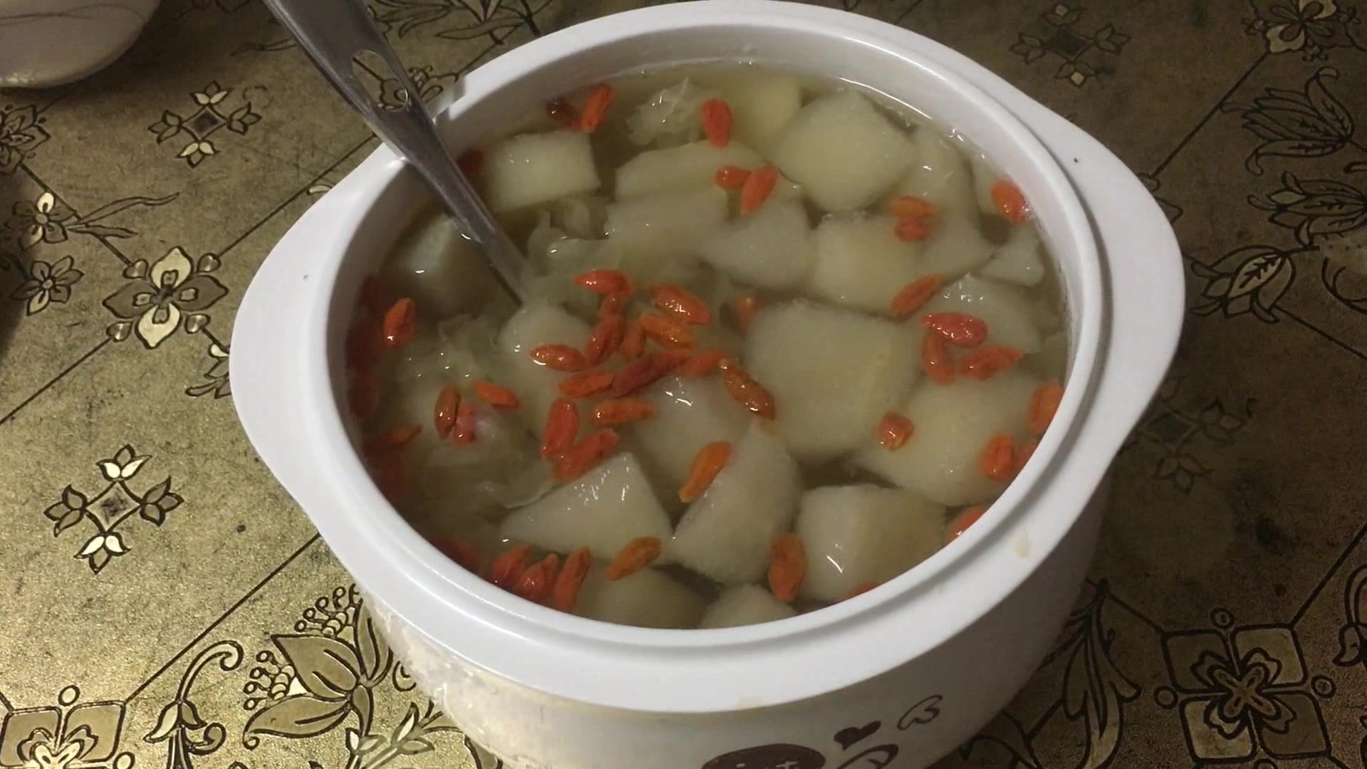 咳嗽上火?教你做个简单又美味的甜汤,不但清热止咳还美容