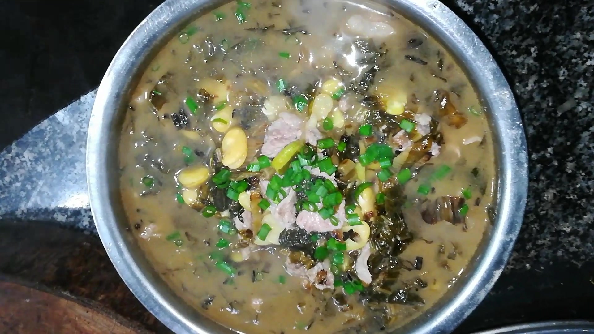 四川农村幺妹儿把酸菜与胡豆瓣搭配,做出味美鲜香的肉片汤