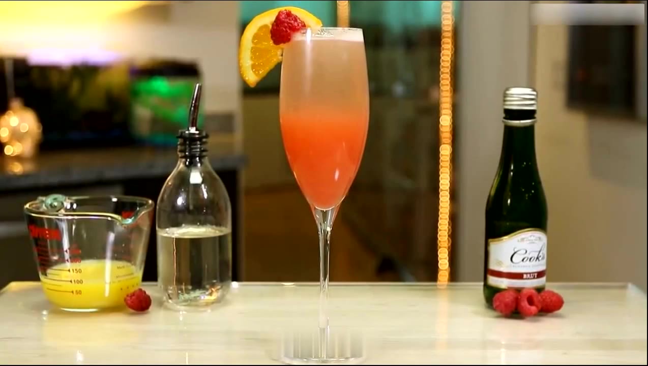 倒放看覆盆子含羞草鸡尾酒 一款覆盆子味的香槟鸡尾酒