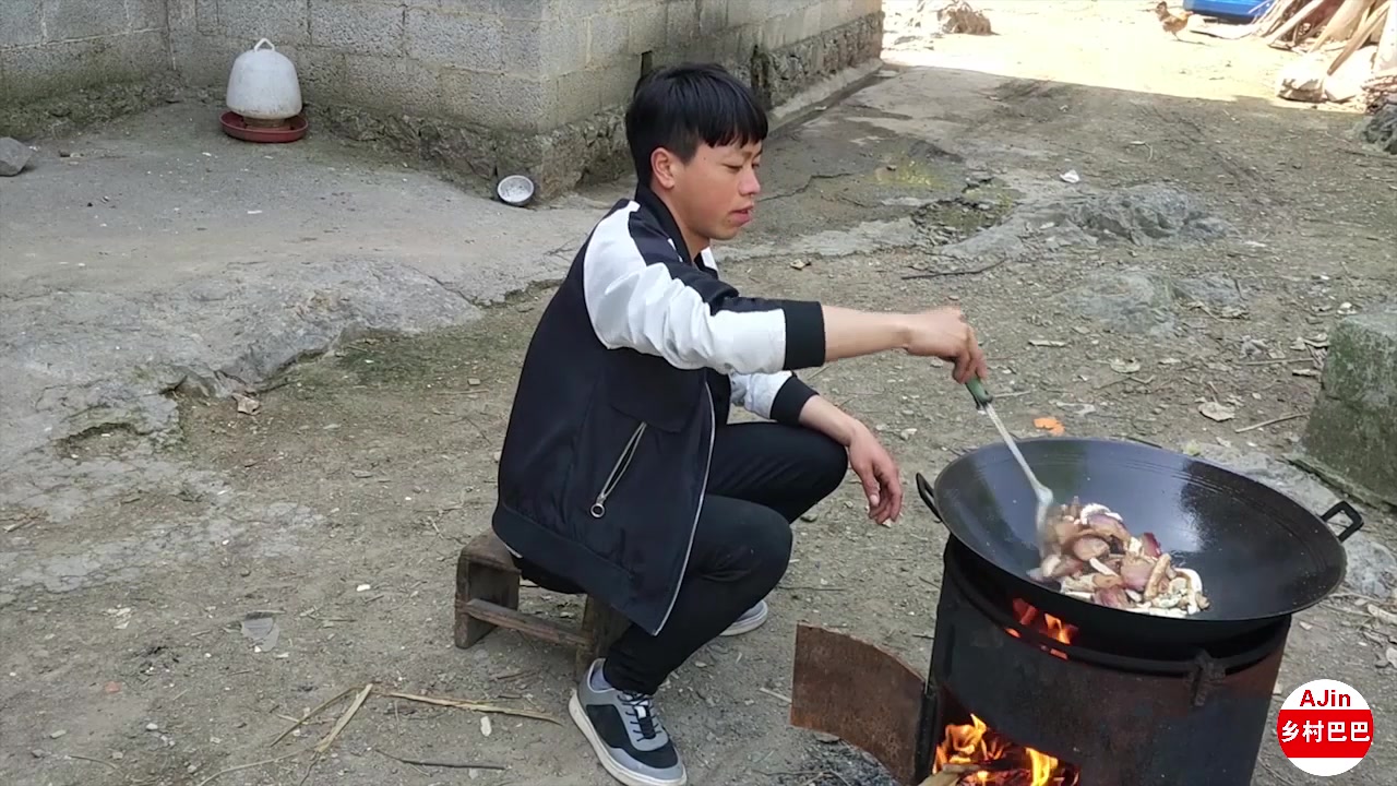 农村小伙用腊肉炒豆腐干,简单又好吃的做法,看着流口水了