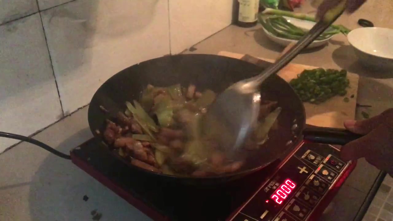 一道纯正湘西农家莴笋炒肉火热出炉,一锅饭都不够!