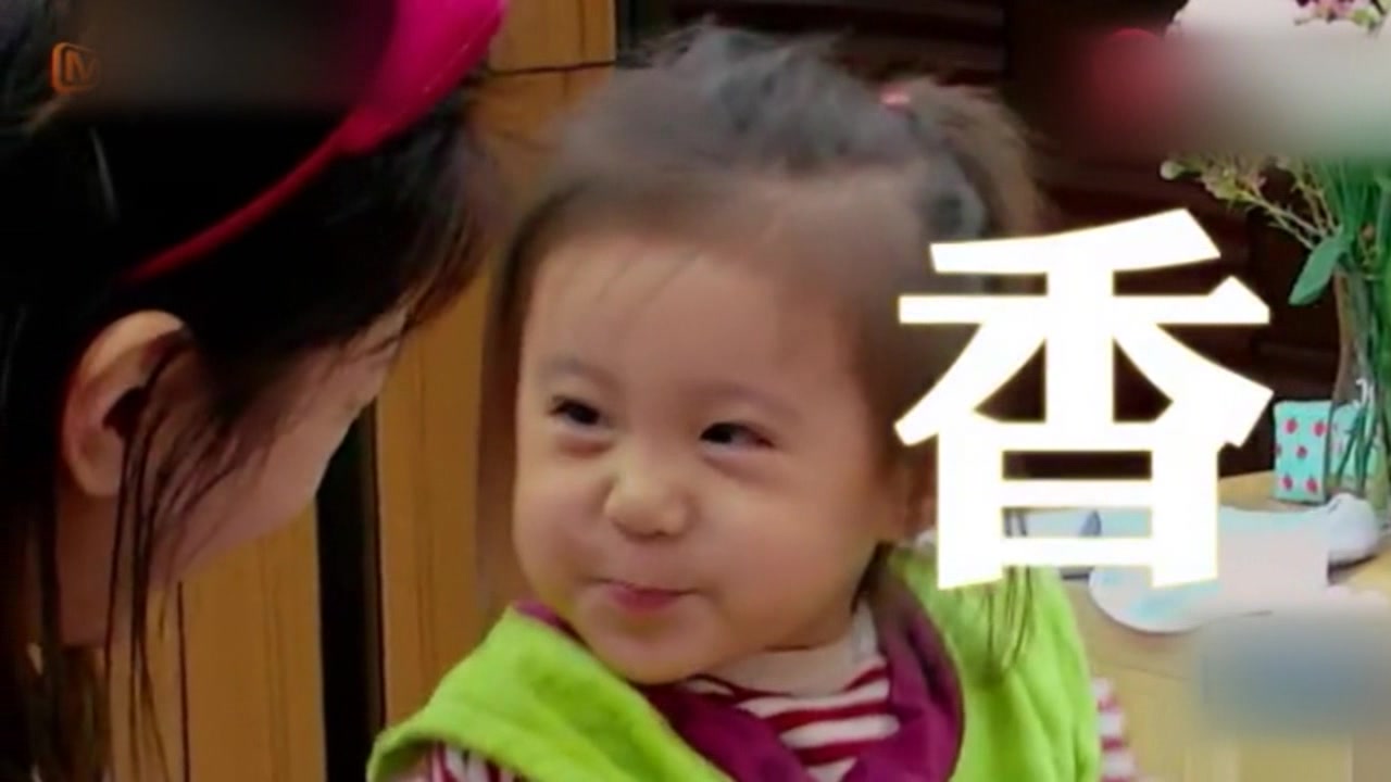 咘咘吃个青菜居然这么多表情,萌死啦!波妞来抢镜!