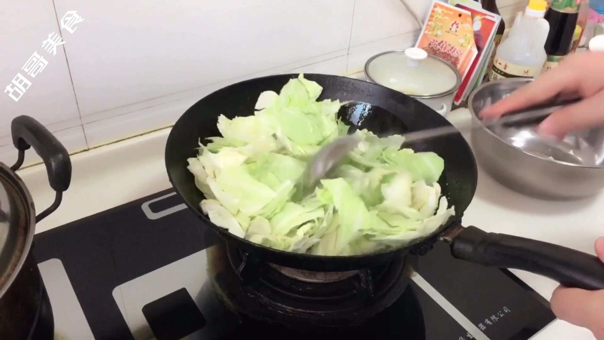 酒店里吃到的炝炒牛心菜好美味呀!自己在家要能炒出那味就完美了