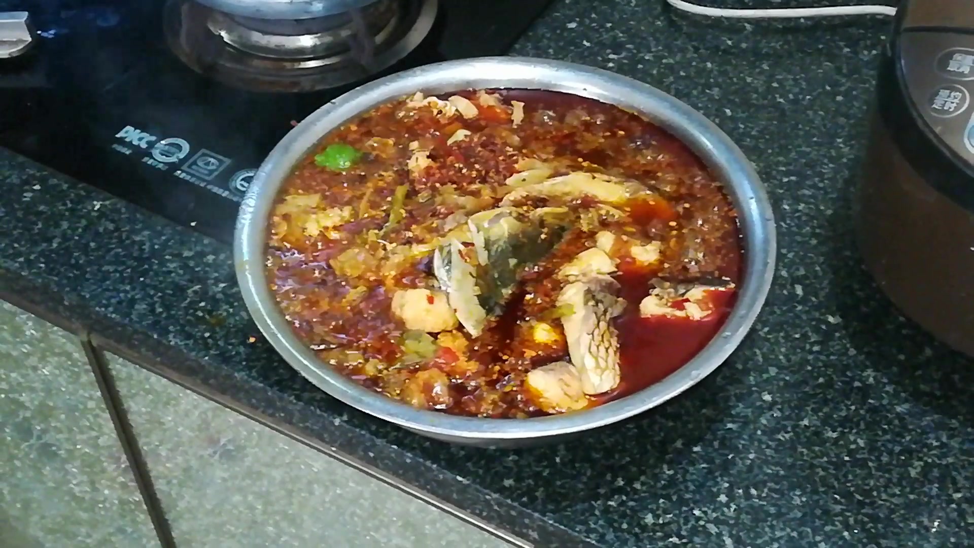 四川泸州农村阿姨这样做川味麻辣鱼,热油淋上那刻,真的饿了