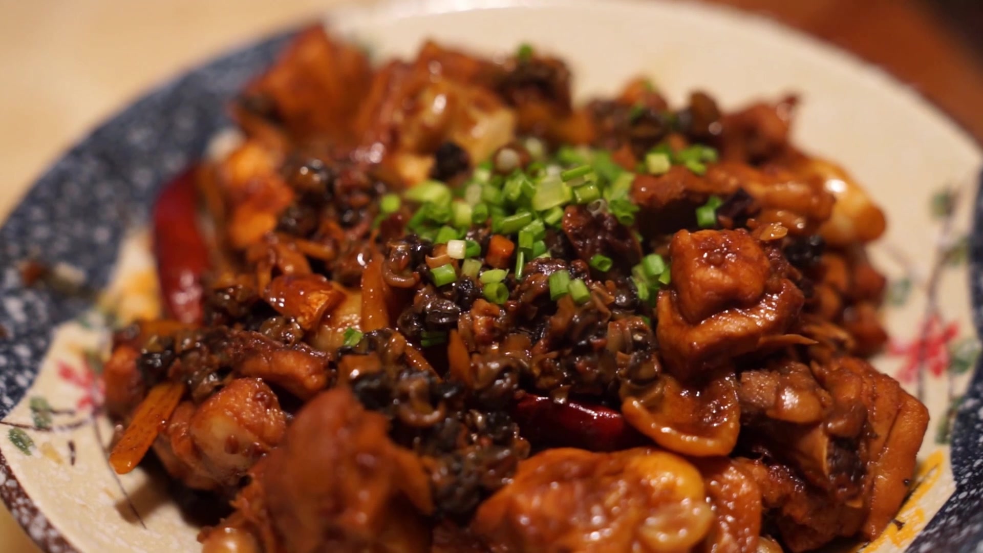 鸡块的新做法,搭配点螺蛳肉,香辣鲜嫩的奇妙组合