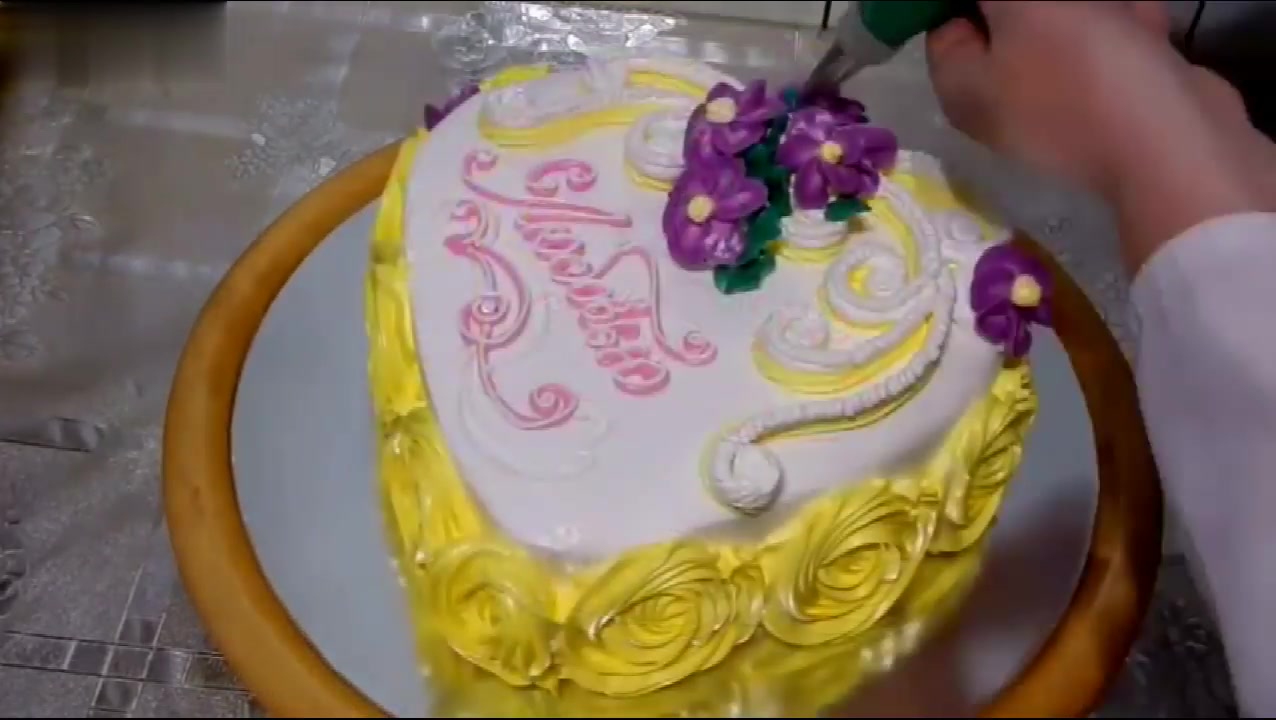 奶油生日蛋糕制作视频,好吃好看又好做的蛋糕