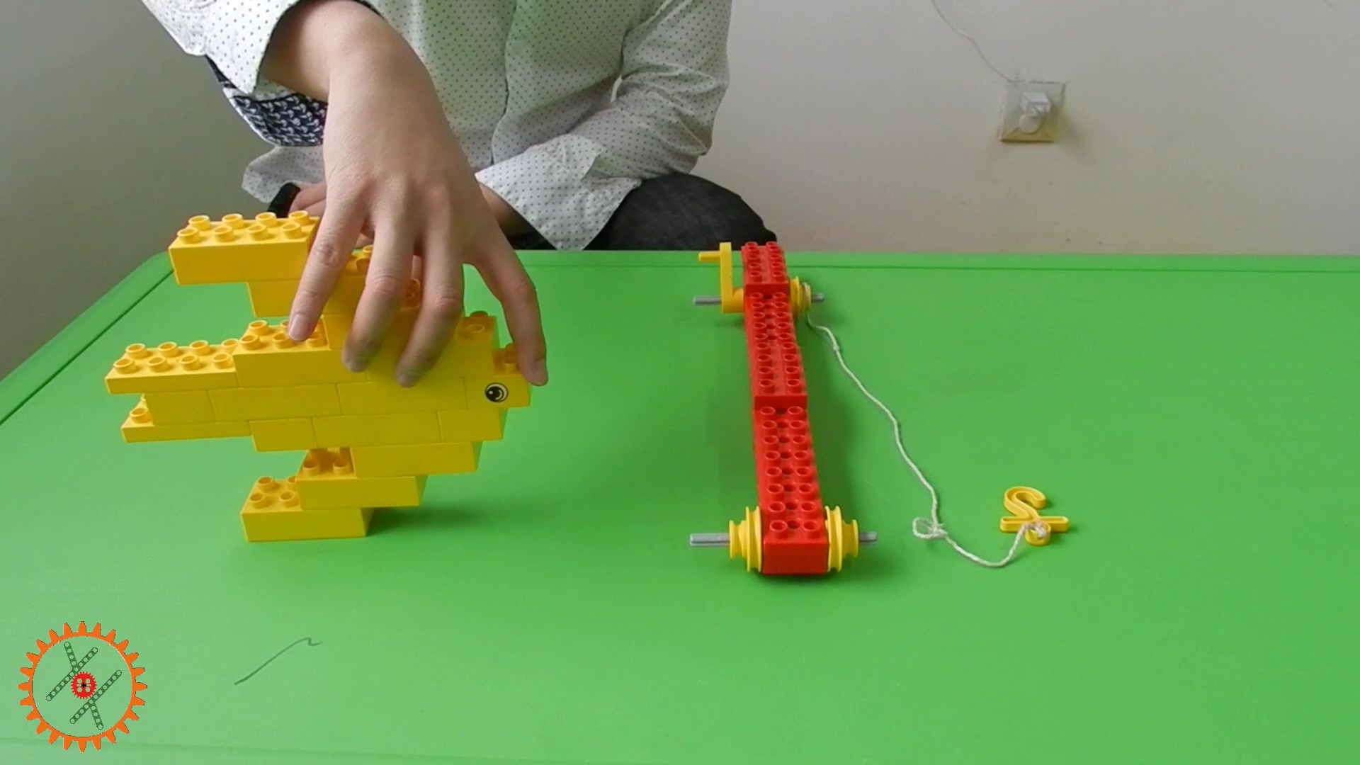 乐高积木做的鱼和钓鱼竿,非常简单,钓钩可以钓小鱼,这个太大了