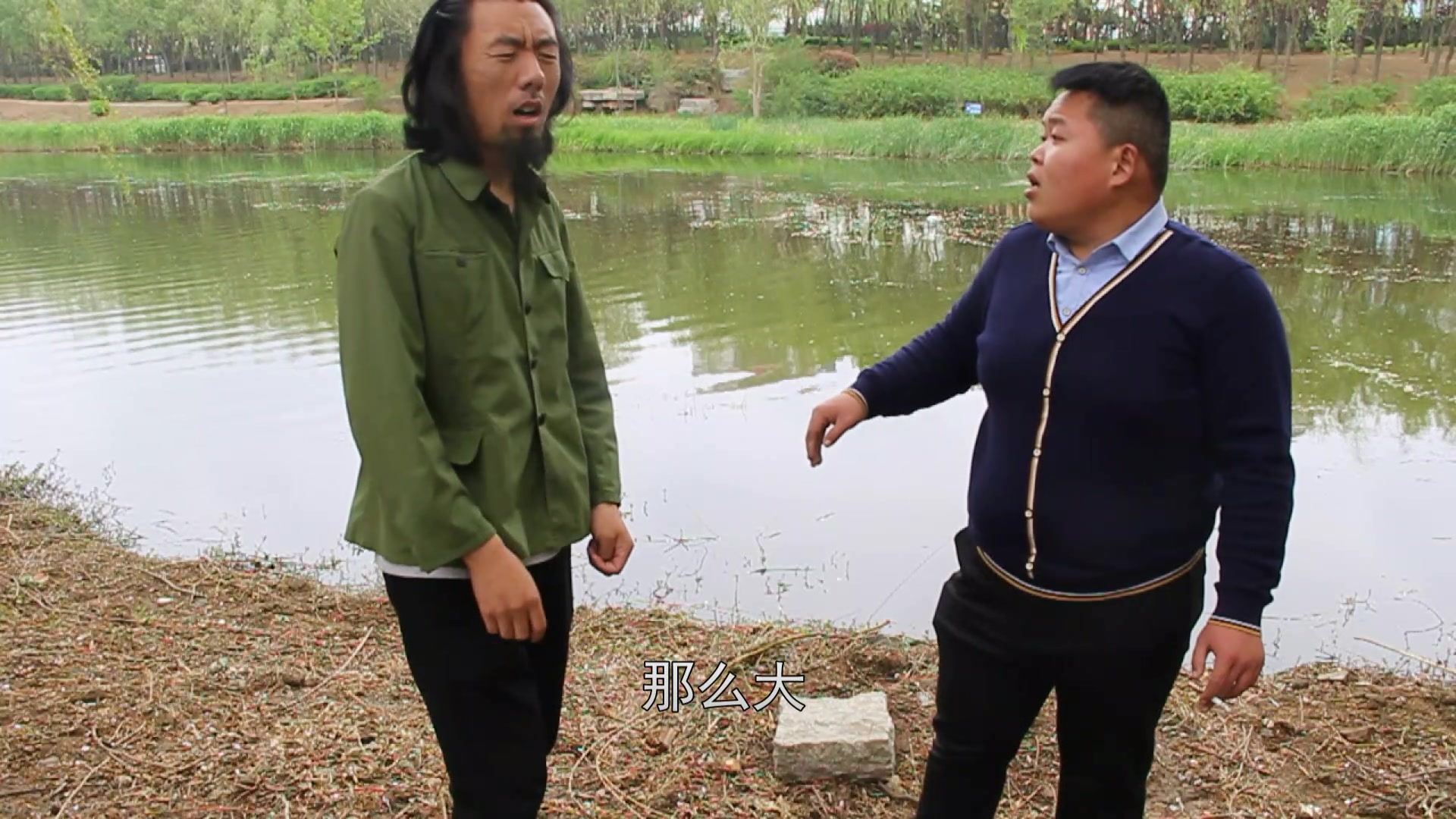 胖墩在河边钓鱼,老汉来问为什么在河边钓鱼,原来钓鱼能长肉呢