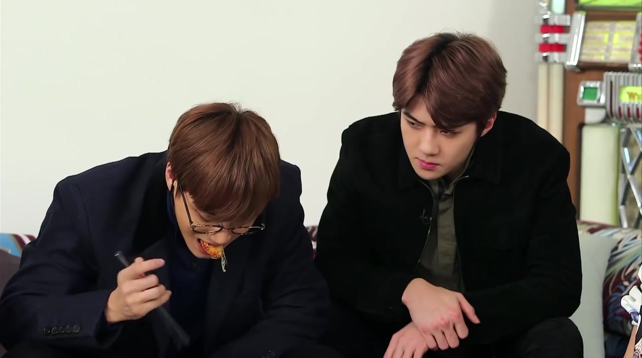 EXO吴世勋,金钟仁品尝四川风味辣子鸡!KAI发现鸡肉里面有米饭!