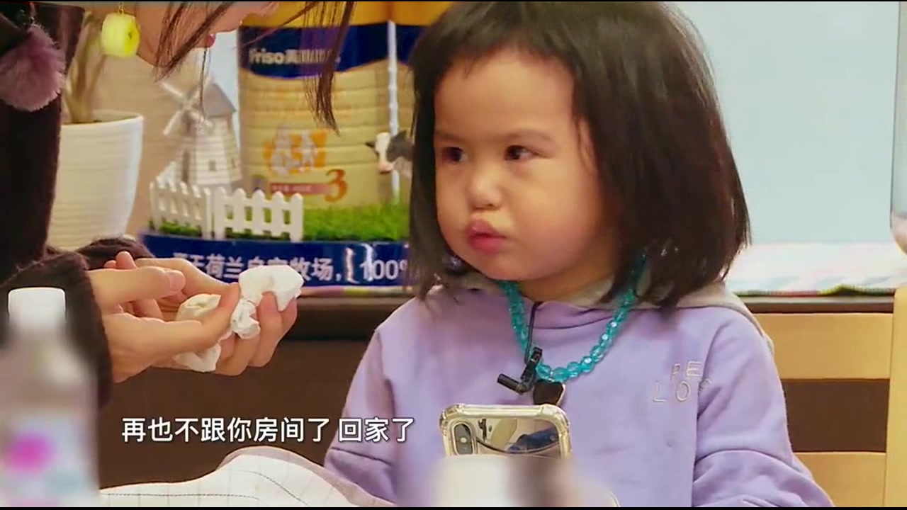 包贝尔夫妻秀恩爱被饺子抓现场,包饺子可真是个小人精