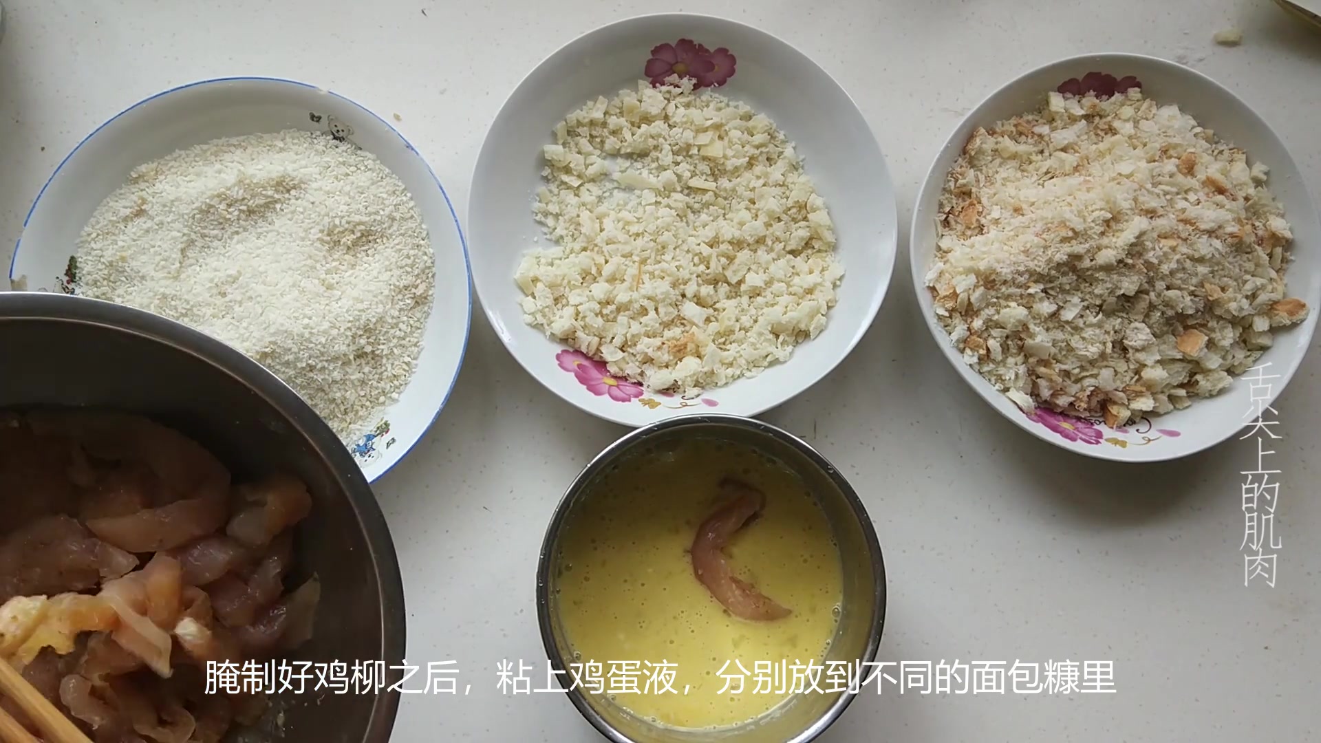 面包糠买不到怎么办?小伙用吐司面包,和馒头代替,味道反而更好