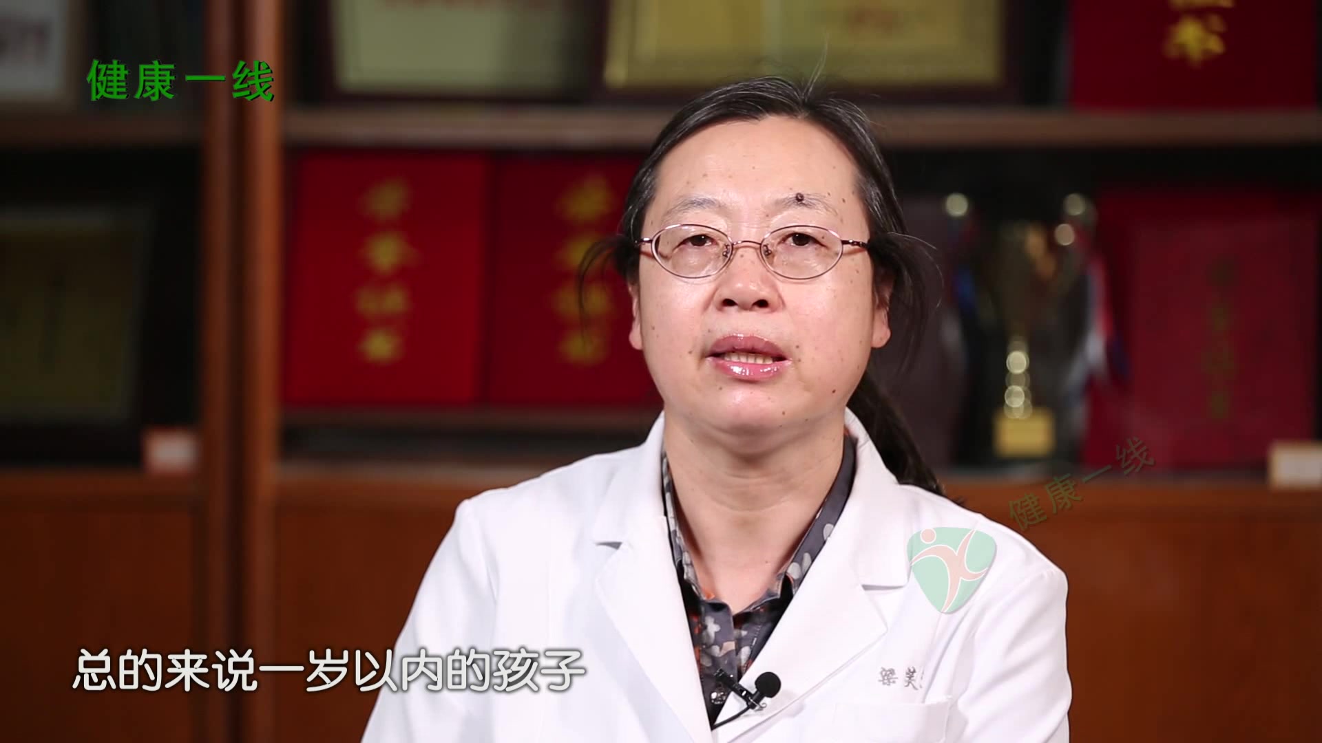 佝偻病多是在出生后3个月左右开始发病,一般出现这些早期症状