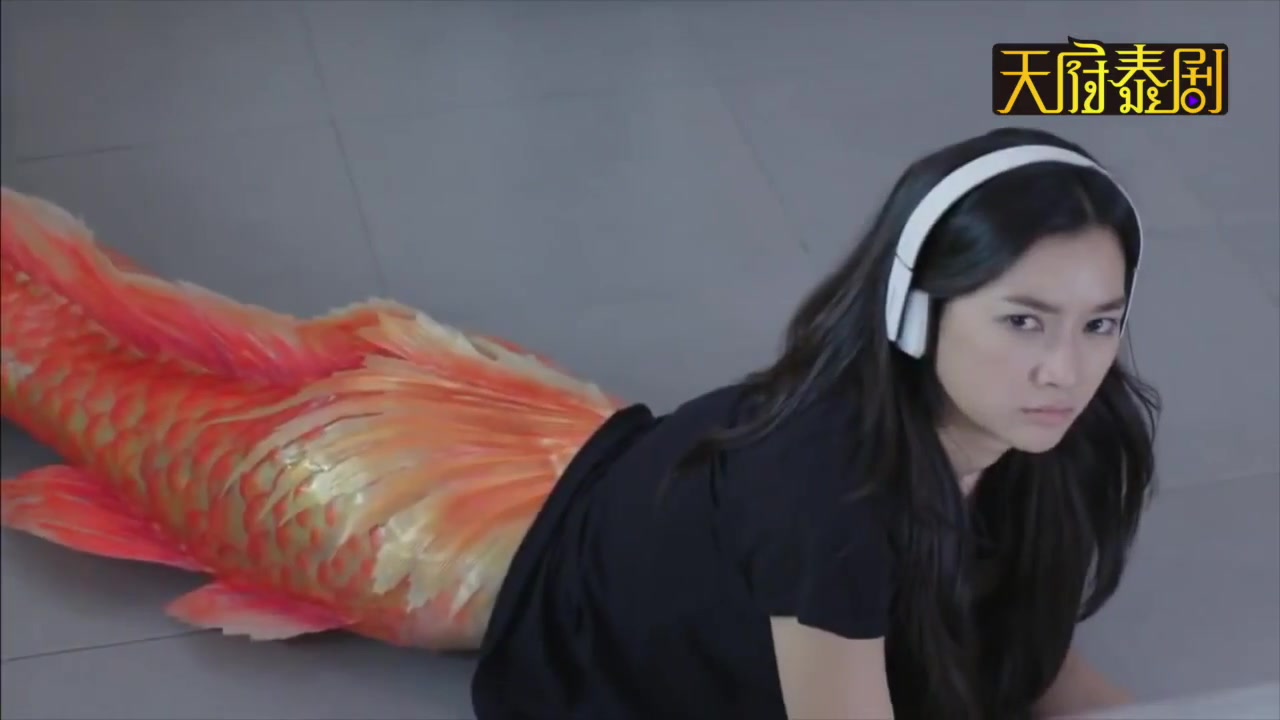 泰剧《鱼美男》男主在背后搞恶作剧,天雨受到惊吓又变成了美人鱼