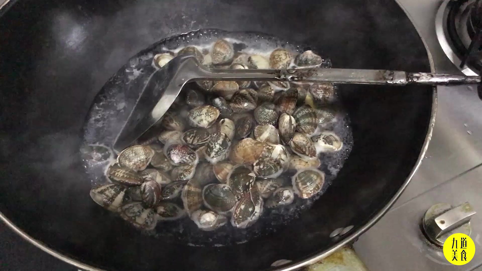 五一节农家味道榨菜丁炒蛤蜊小孩子最喜欢吃的,三分钟就吃光了