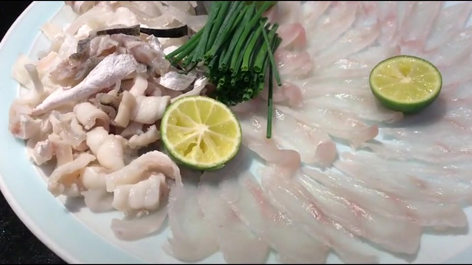 看着这稚嫩的海豚肉,我已经忍不住要动筷子了
