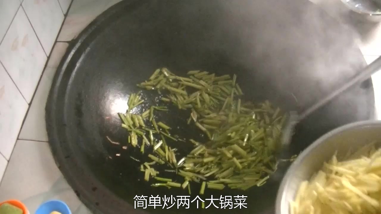 东北农村大锅饭简单炒两个菜 野菜蘸酱 全家人坐在一起吃得很开心