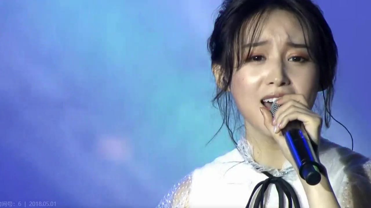 这妹子是斗鱼力捧的“七姐”?嘉年华上她唱的《梦里花》你觉得怎样