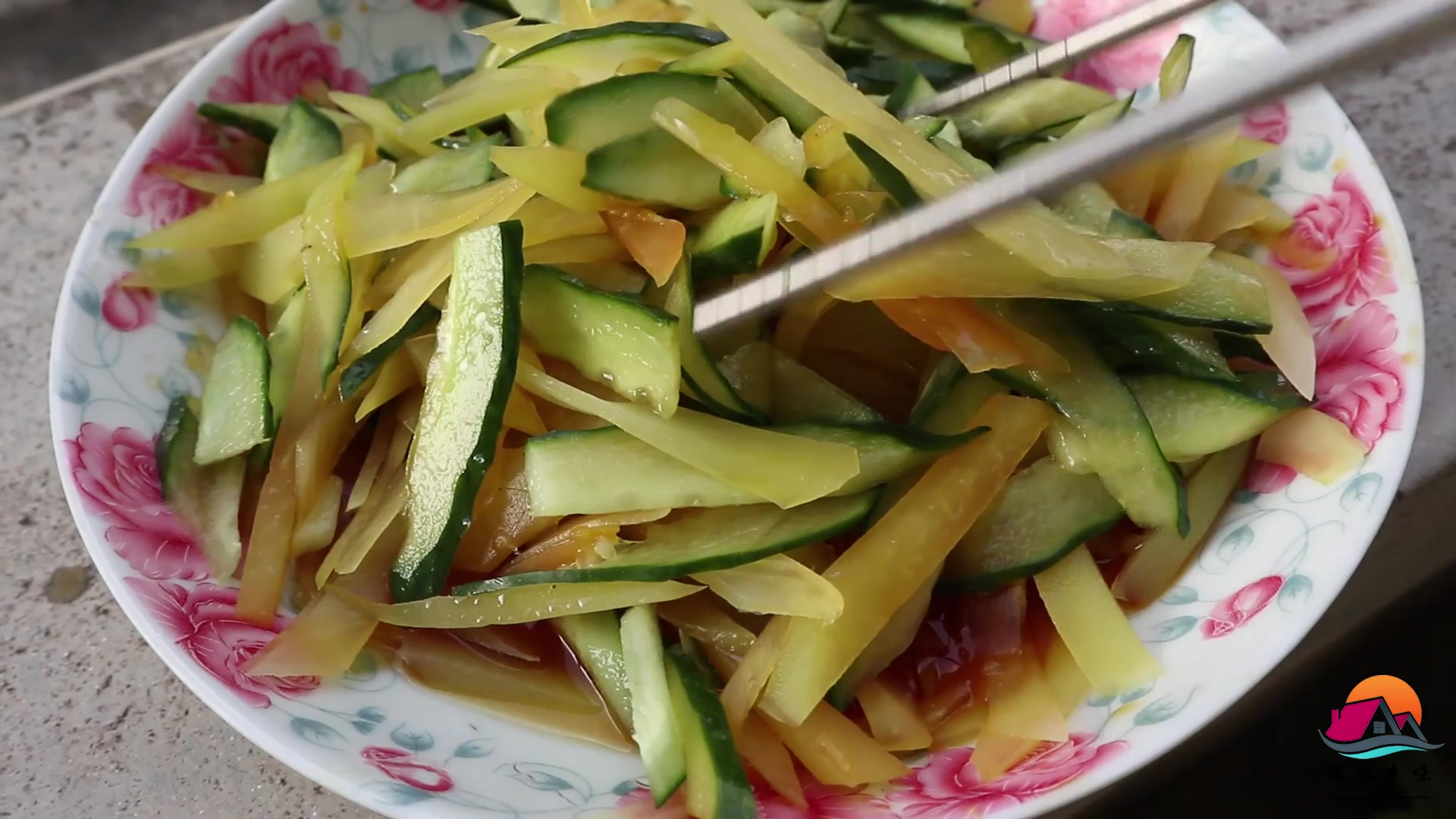 夏天要吃这样爽脆清甜凉拌菜,开胃下饭又解腻,比肉还好吃!
