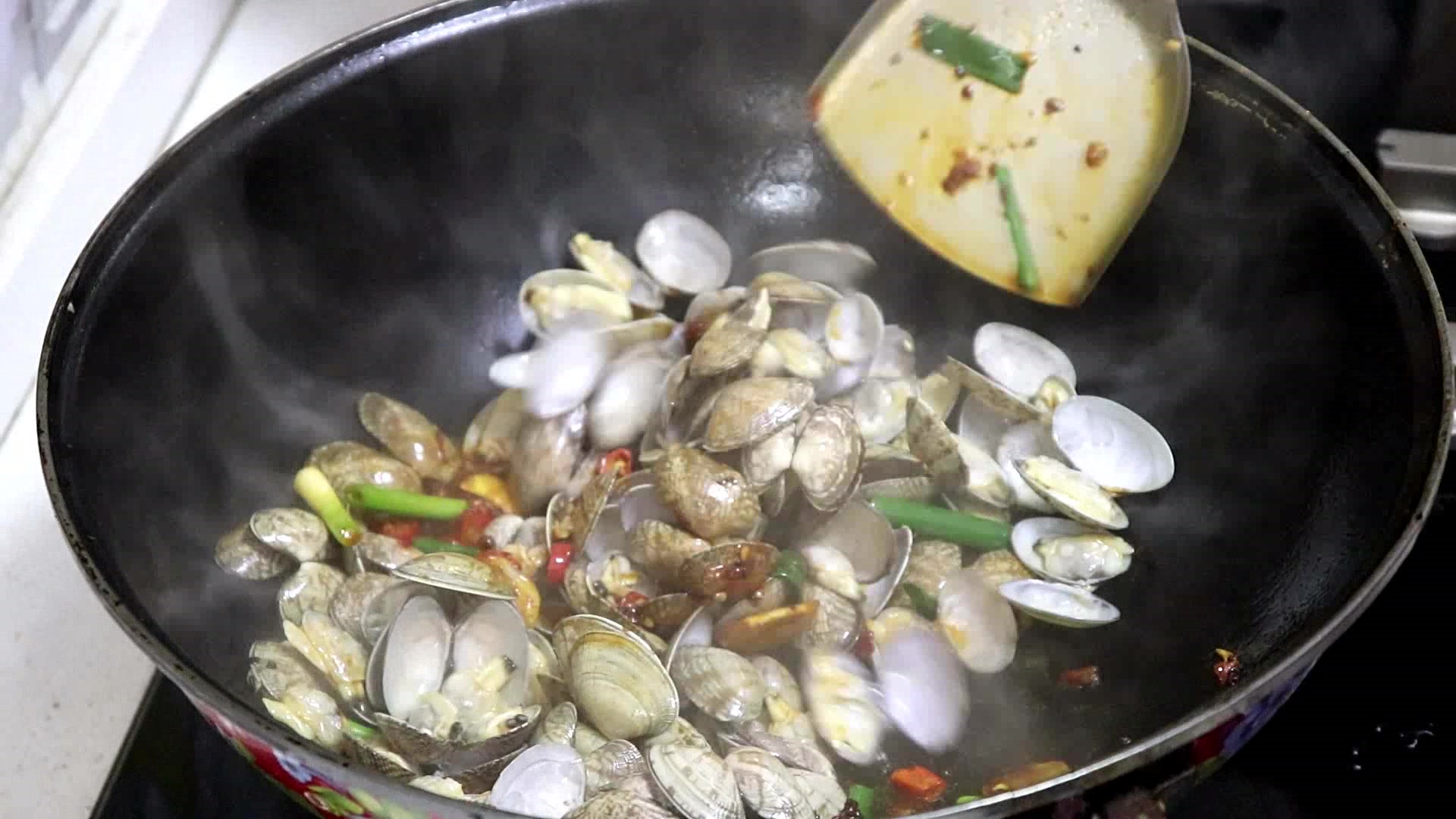 喜欢吃花甲又不会做?其实只需用几分钟就可以做出来,赶紧来学吧