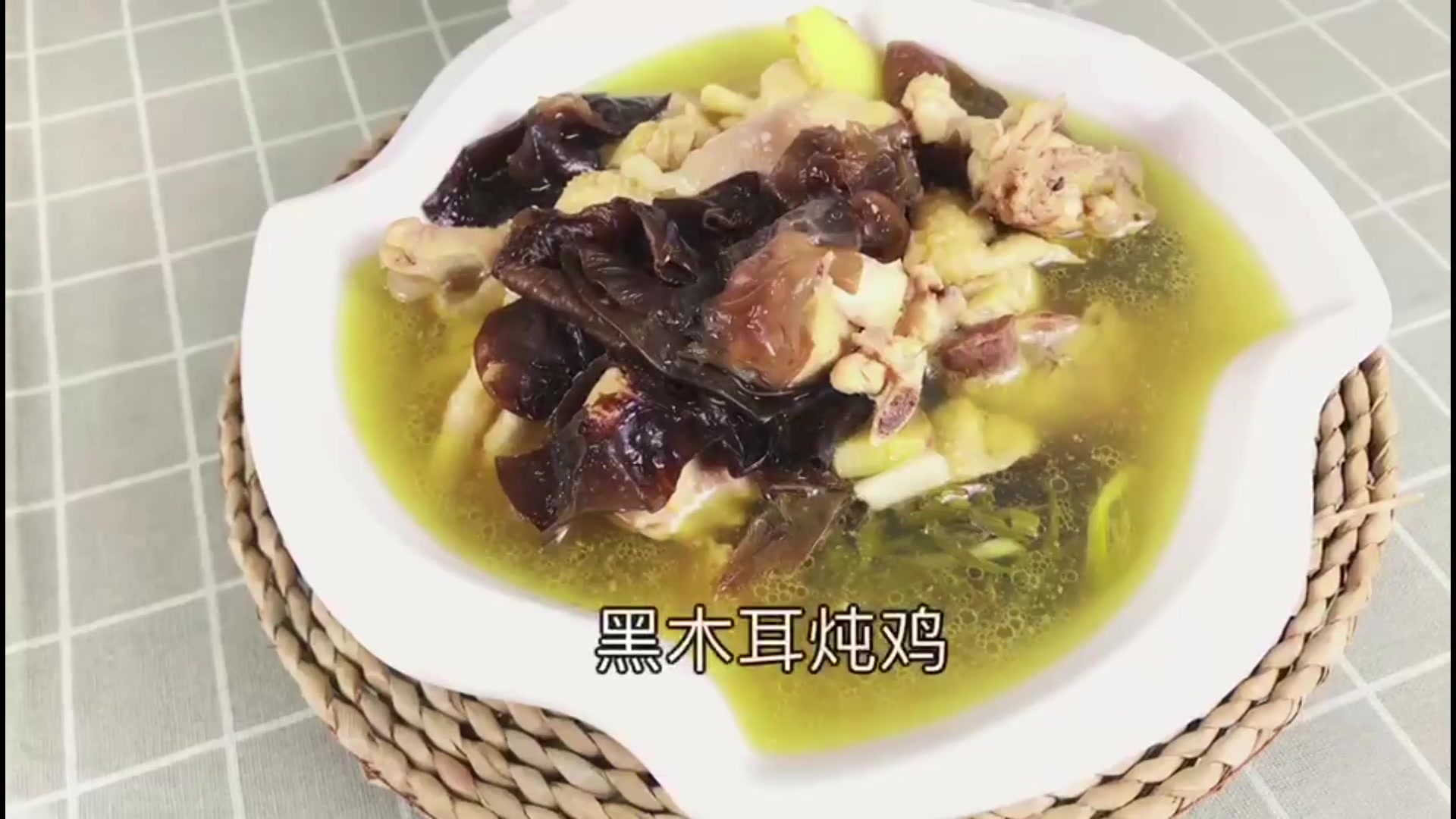 美味厨房:黑木耳炖鸡,营养丰富,适合一家人进补