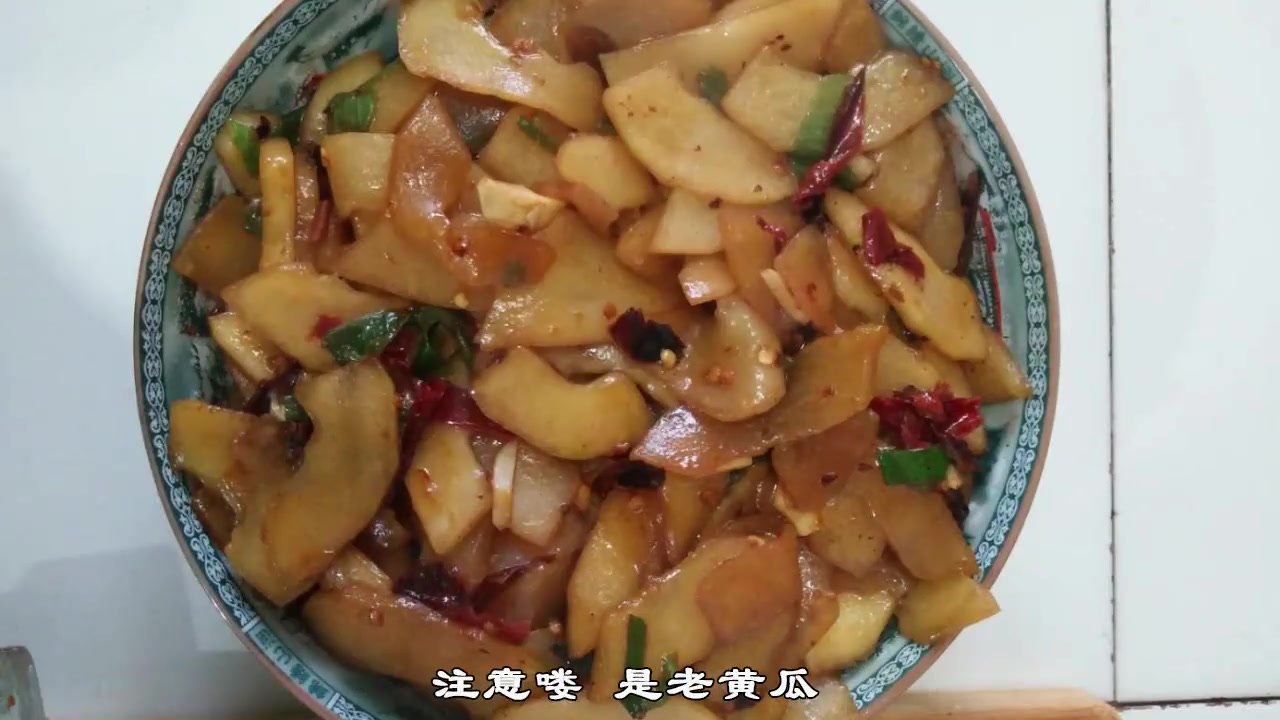 开胃家常菜素炒老黄瓜片 多吃也不会发胖的夏季消暑小菜