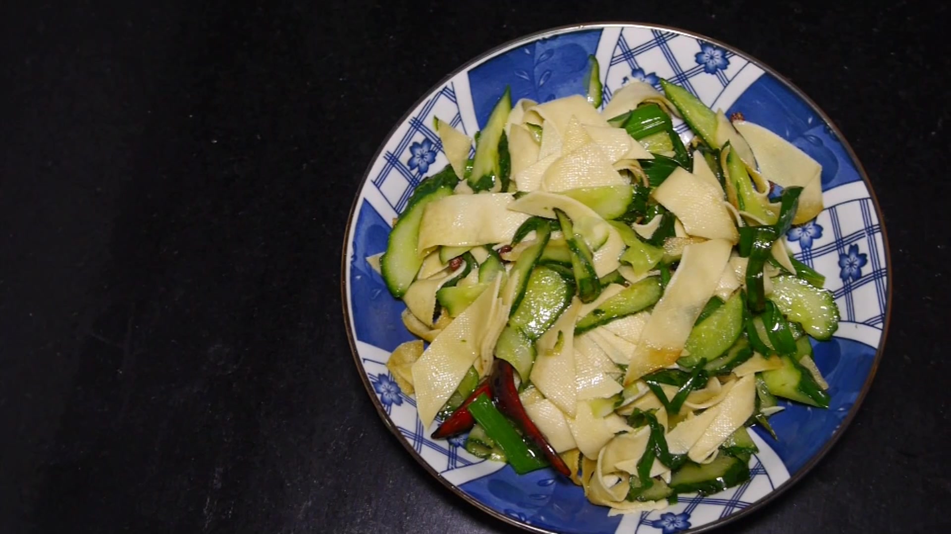 黄瓜和豆皮一起炒,在热油锅的爆炒下散发香气,光是闻着就流口水