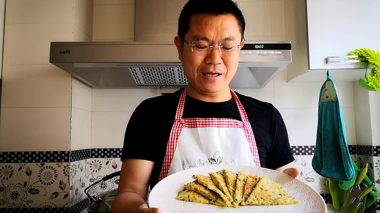 半盆槐花,四个鸡蛋,农村大叔教你做好吃的槐花饼