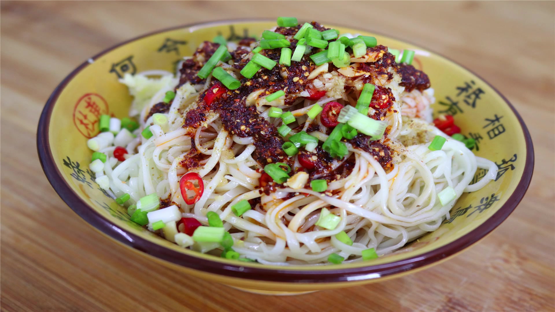 四川人在家这样做凉面,主要还是调味汁,学会后你就可以去摆摊了