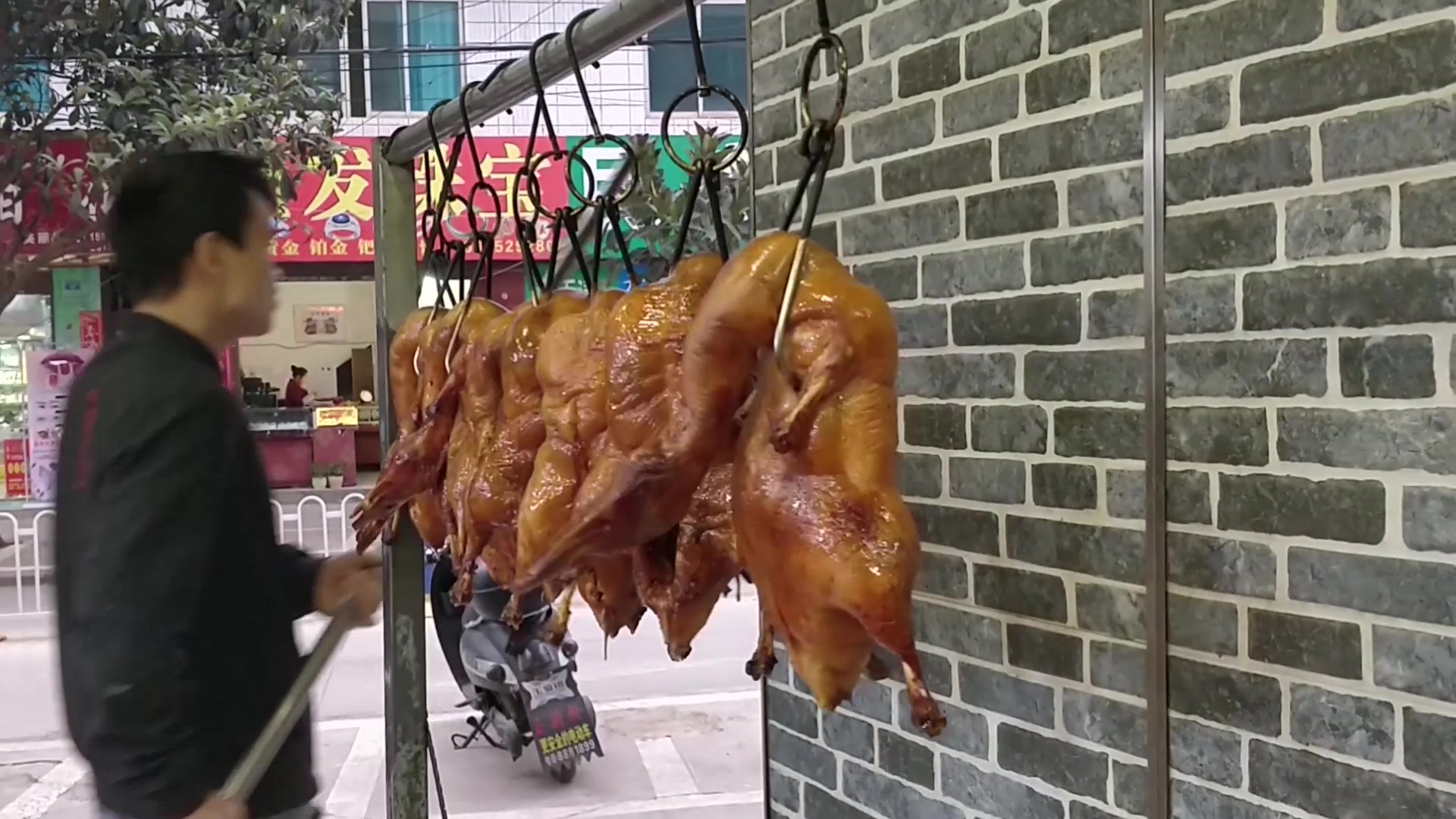 老北京挂炉烤鸭,刚出炉的美食,你想吃吗?