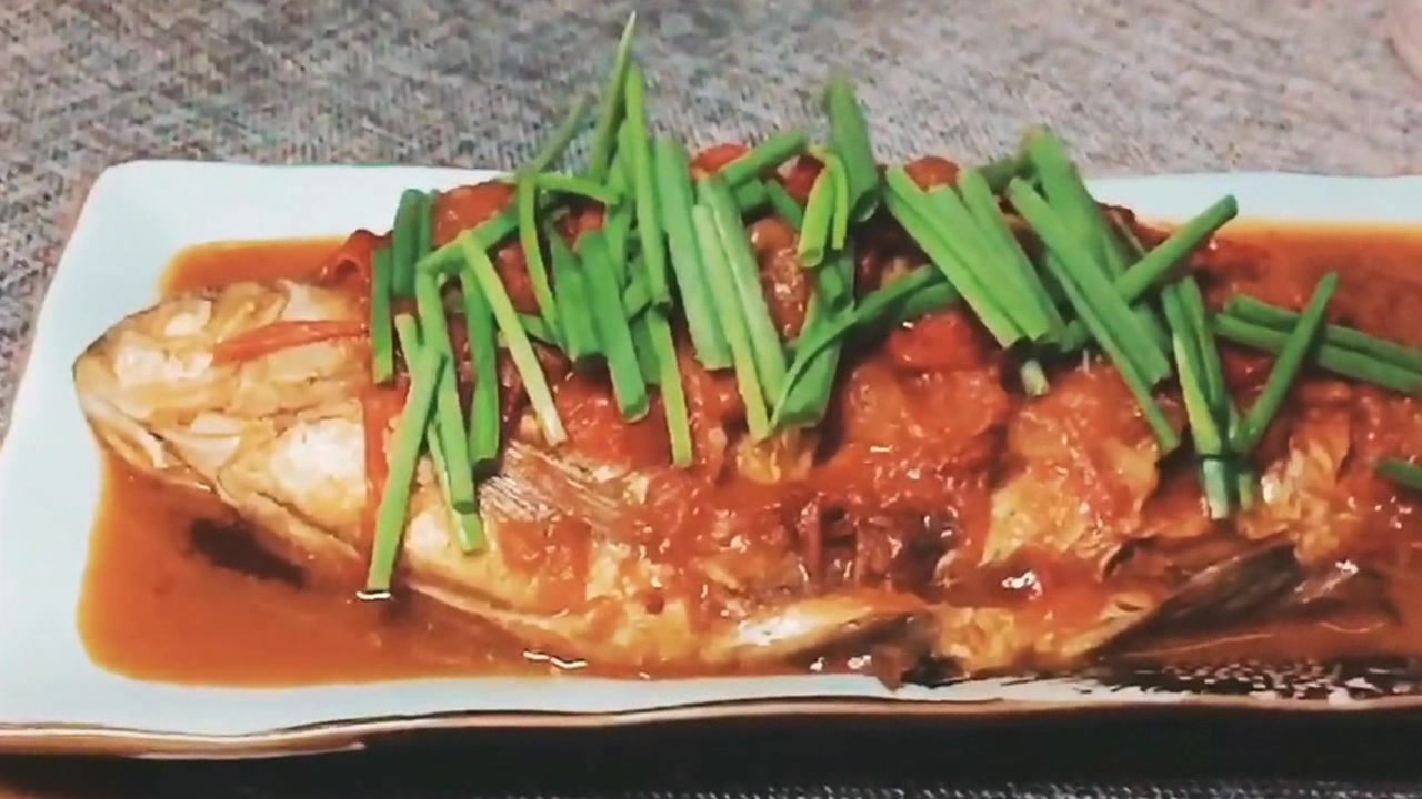 红烧鱼,用西红柿勾芡汤汁浇上,鱼肉细嫩,鱼皮酥软,酸甜好吃