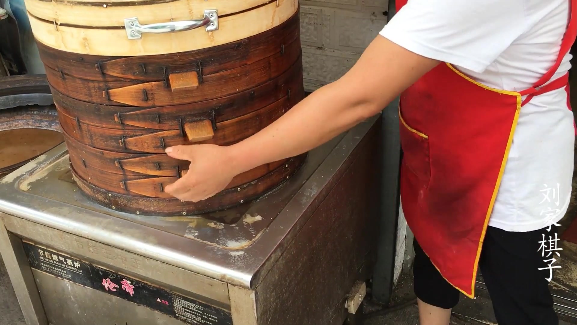 农村小伙路边买早餐,意外的发现啥好吃的,看把他着急的