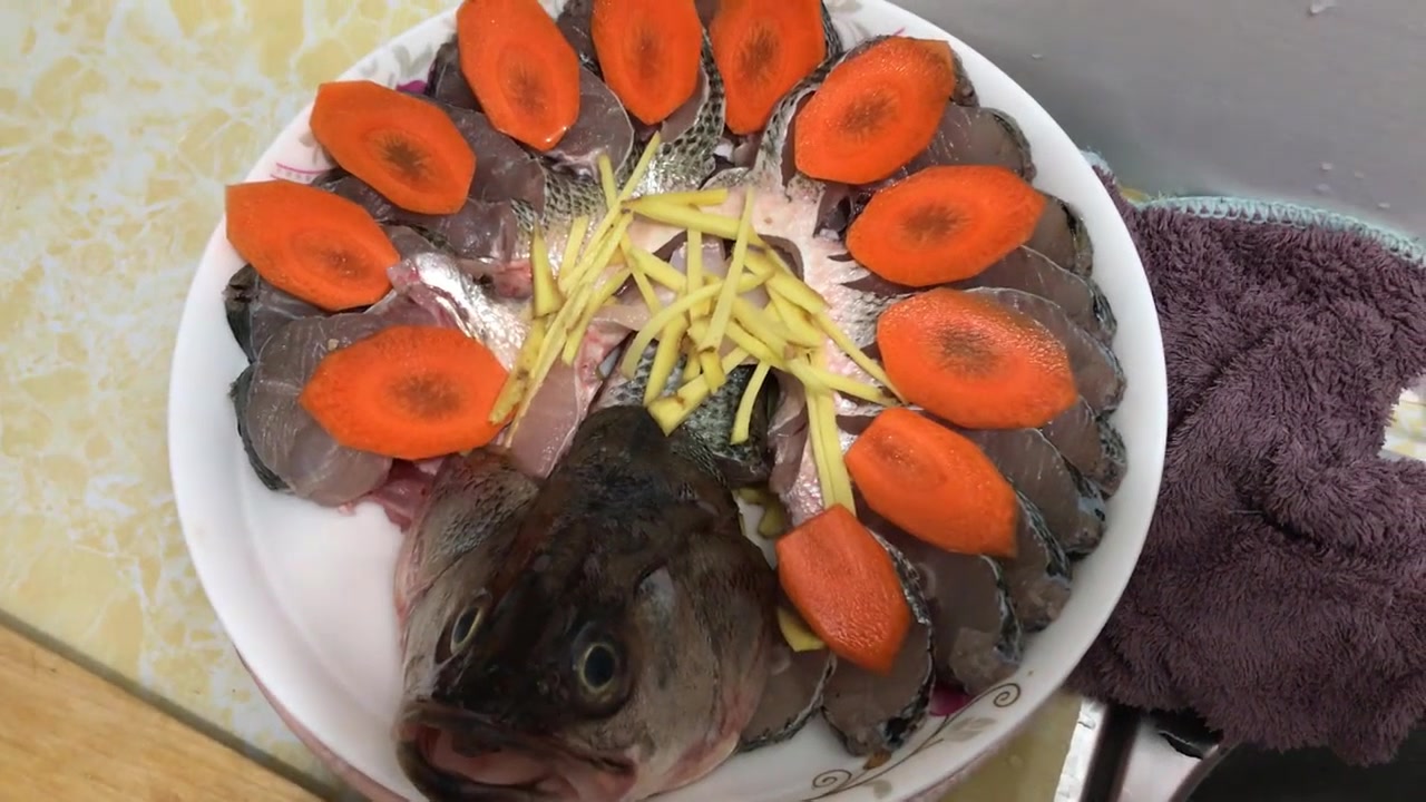 手把手教你做孔雀开屏鲈鱼,这样做简单易学,比饭店还好吃!