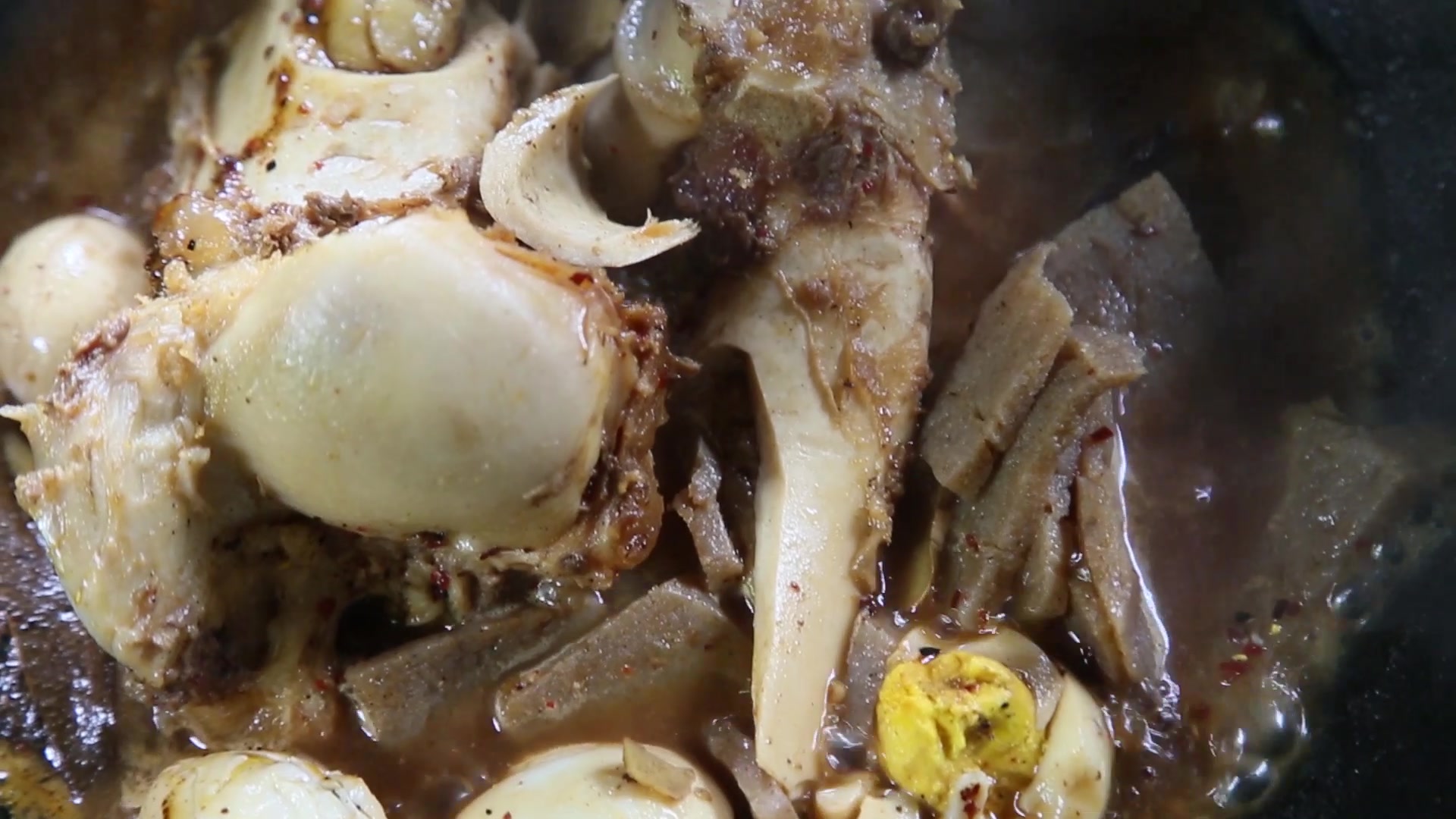 熬点牛骨头汤,煮魔芋和土鸡蛋,这种民间小吃极少见