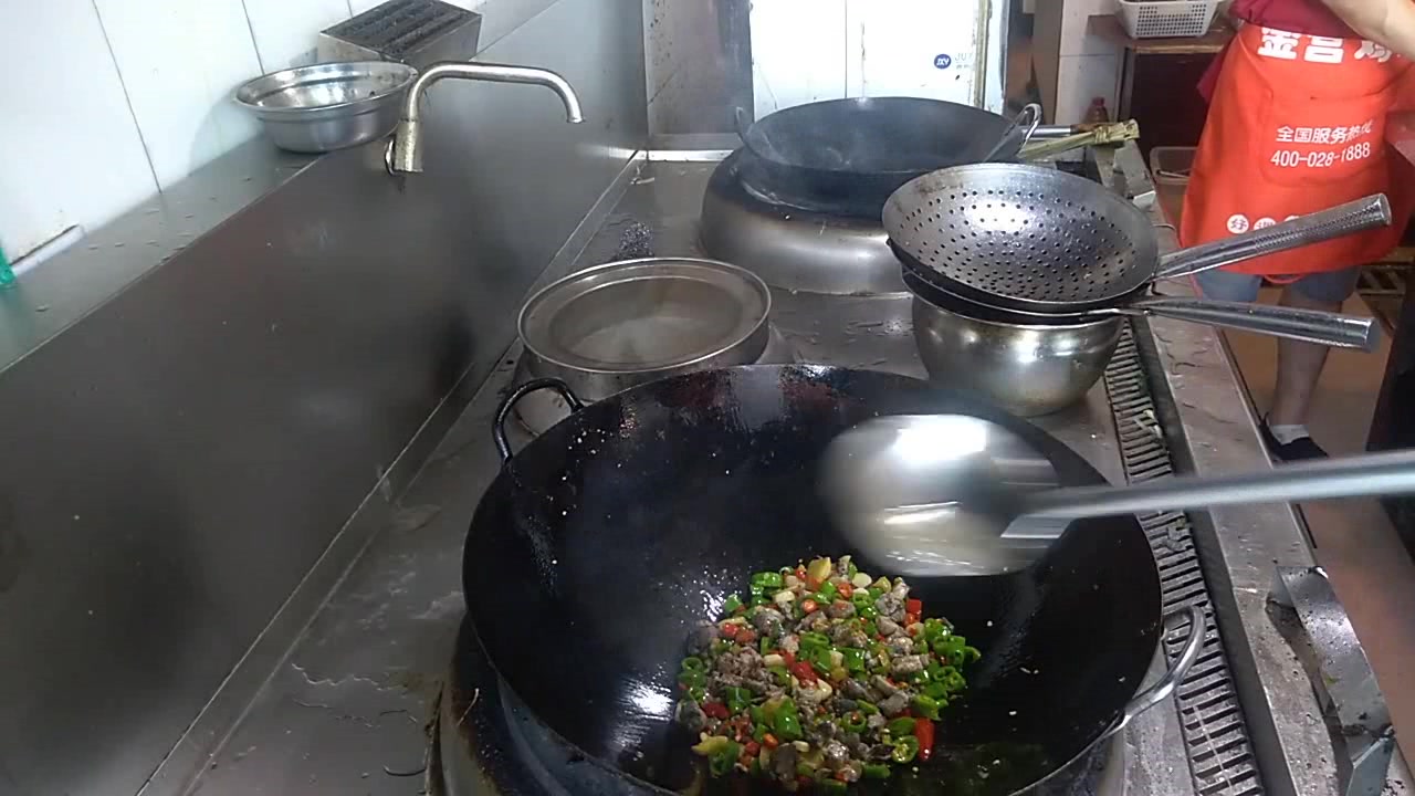 饭店大厨炒了个拿手菜“小炒仔鸡”,你看他手艺如何