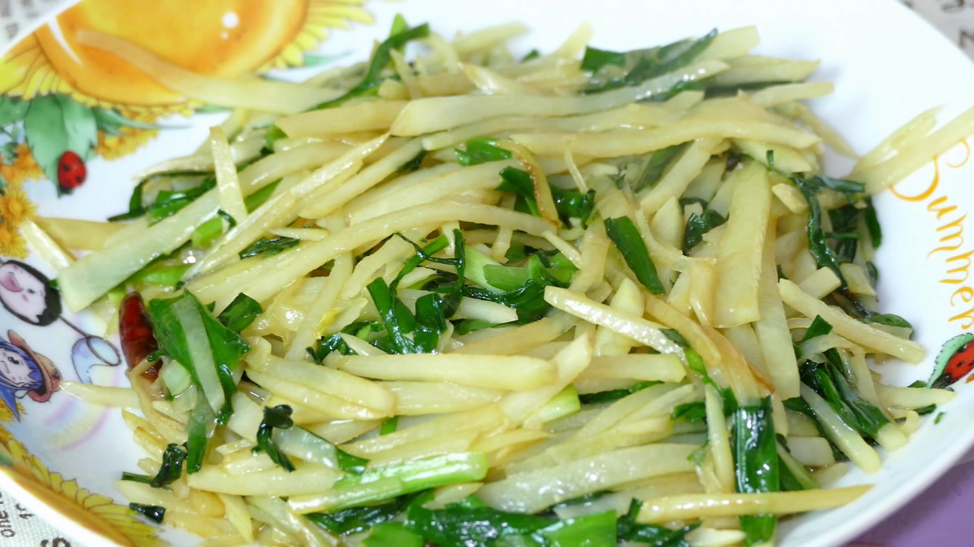 脆脆的土豆丝和鲜绿韭菜炒在一起,咸鲜可口,晚上多吃一碗饭