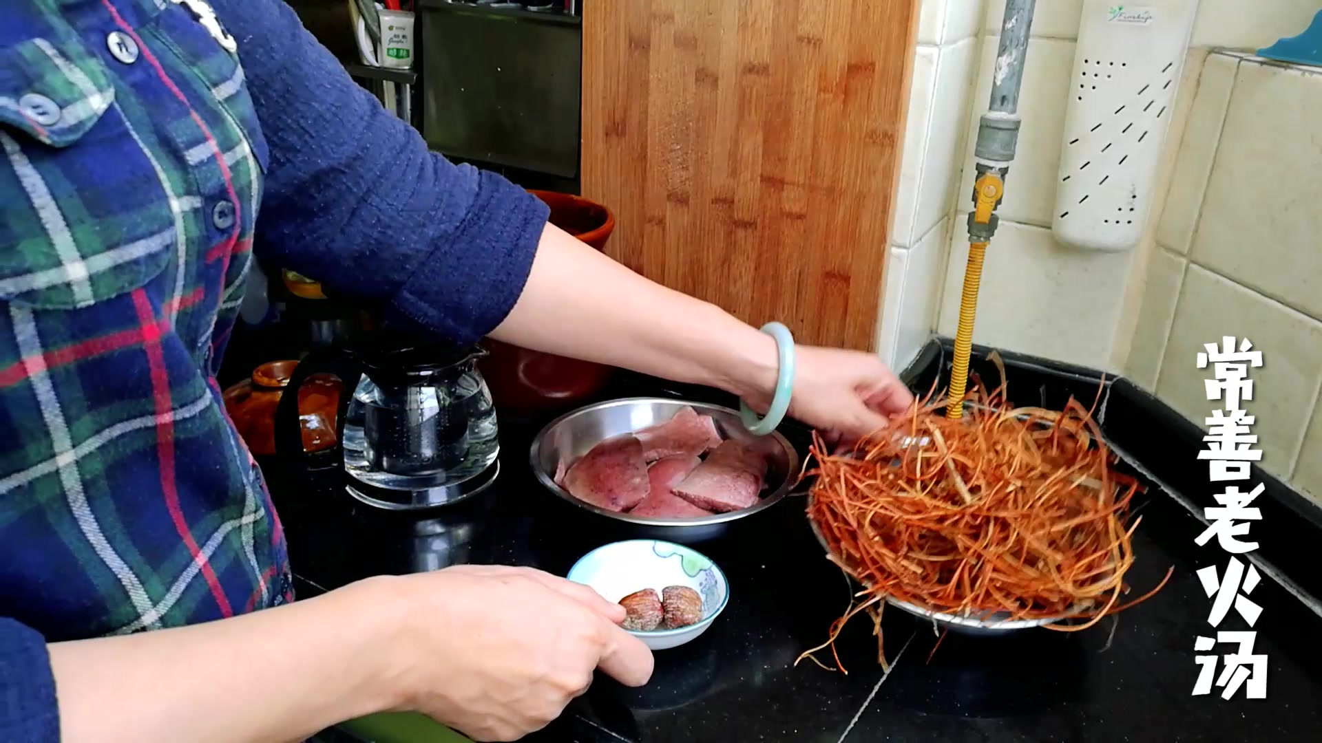 猪横脷煲鸡骨草,老广经典老火汤,现在喝正合适!