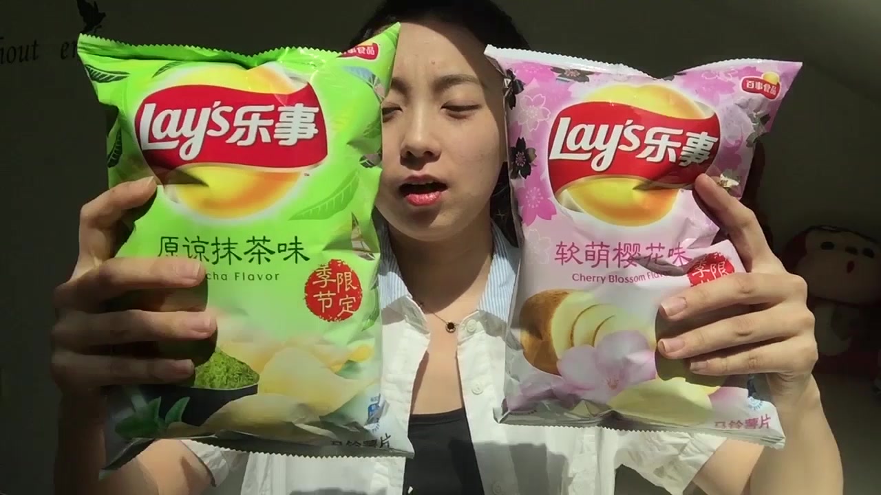 试吃樱花味和抹茶味的季节限定薯片,试吃结果请看本视频,哈哈哈
