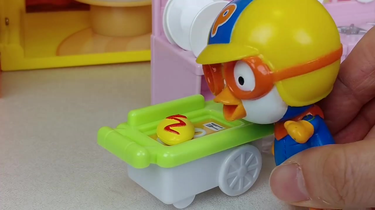 小企鹅超爱吃面包和水果 真美味呀